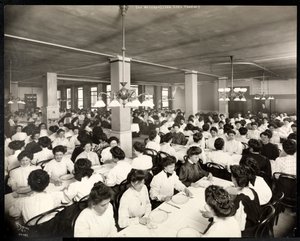 Frauen beim Essen im Speisesaal der Metropolitan Life Insurance Co. an der 23rd Street und Madison Avenue, New York, 1907